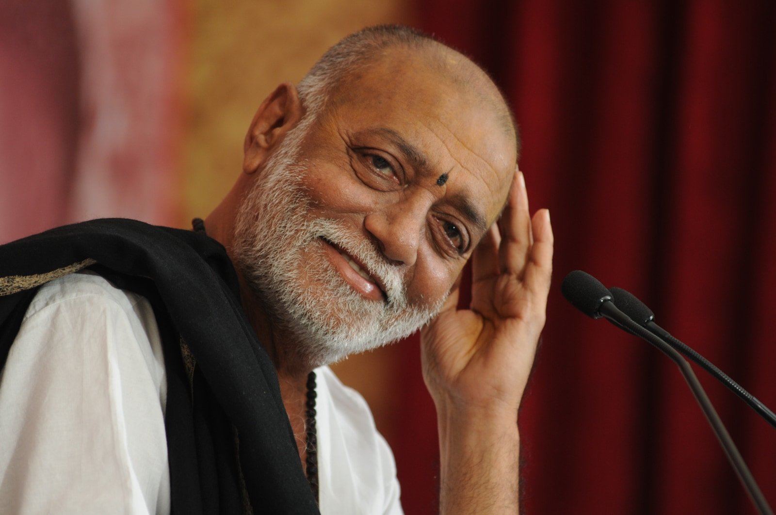 Pujya Morari Bapu delivering Ram Katha